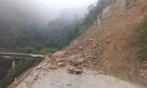 Hà Tĩnh: Mưa lớn gây sạt lở đất đá, ách tắc trên Quốc lộ 8A