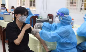 Tiêm vaccine cho sinh viên tại điểm tiêm Trường Đại học Trà vinh. Ảnh: Thanh Hòa- TTXVN