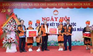 Ủy viên Bộ Chính trị Nguyễn Hòa Bình dự Ngày hội Đại đoàn kết toàn dân tộc tại Lạng Sơn