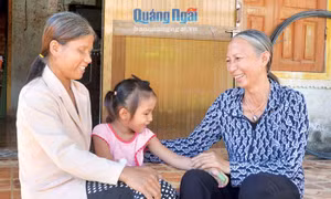 Bà Đinh Thị Thu (bên phải) thường xuyên thăm hỏi người dân trong tổ dân phố. Ảnh: baoquangngai.vn