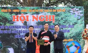 Giám đốc Sở Văn hóa Thể thao và Du lịch tỉnh Lai Châu Lương Chiến Công trao chứng nhận giải thưởng du lịch cộng đồng ASEAN cho điểm bản Sin Suối Hồ. Ảnh: TTXVN phát