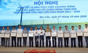 Các tập thể được tặng Bằng khen UBND tỉnh vì có thành tích trong xây dựng nông thôn mới. Ảnh: Huỳnh Sử- TTXVN