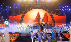 Tiết mục văn nghệ biểu diễn trong đêm Khai mạc Lễ hội du lịch Cửa Lò 2022. Ảnh: Tá Chuyên - TTXVN 