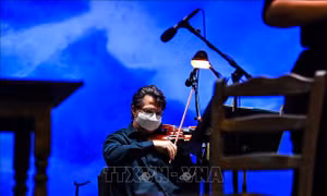 Nghệ sĩ biểu diễn trong vở "La Boheme" do công ty Palm Beach Opera (Florida, Mỹ) tổ chức ngày 19/2/2021. Ảnh: AFP/TTXVN