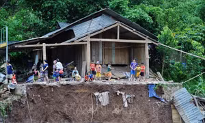 Một ngôi nhà đứng trước nguy cơ sạt lở sau lũ ở bản Nậm Nhừ 1, xã Nậm Nhừ. Ảnh: Xuân Tư - TTXVN