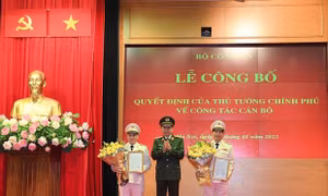 Bộ trưởng Tô Lâm trao Quyết định bổ nhiệm chức vụ Thứ trưởng Bộ Công an đối với Thiếu tướng Lê Văn Tuyến và Thiếu tướng Nguyễn Văn Long. Nguồn: congan.com.vn