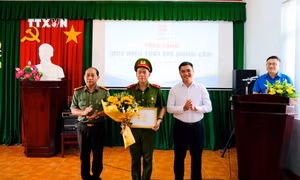 Trao tặng Huy hiệu “Tuổi trẻ dũng cảm” cho chiến sỹ Công an cứu người đuối nước