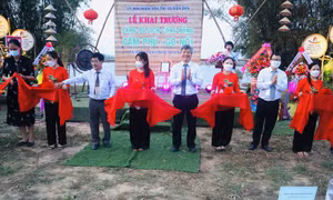 Đại biểu thực hiện nghi thức khai trương làng du lịch cộng đồng Cẩm Phú - Gò Nổi. Nguồn: baoquangnam.vn