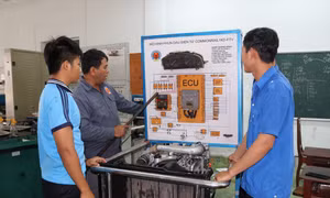 Giảng viên Trường Cao đẳng nghề Ninh Thuận hướng dẫn sinh viên học thực hành sửa chữa mô hình động cơ ô tô tại xưởng. Ảnh: Nguyễn Thành – TTXVN