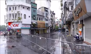 Phố Đình Ngang, phường Cửa Nam, quận Hoàn Kiếm bị phong tỏa. Ảnh: Hoàng Hiếu - TTXVN