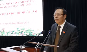 Ông Nguyễn Thái Hưng, Chủ tịch HĐND tỉnh Sơn La, phát biểu tại Kỳ họp. Ảnh: Nguyễn Cường - TTXVN