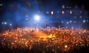 Màn đốt thuyền Viking rực trời trong lễ hội Up Helly Aa. Ảnh: shetland.org