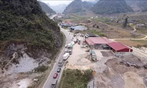 Các phương tiện dừng lại để khai báo thông tin tại chốt kiểm soát trên Quốc lộ 6, huyện Vân Hồ, tỉnh Sơn La. Ảnh: Hữu Quyết - TTXVN