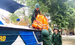 Các đơn vị đồn Biên phòng trên hai tuyến biên giới của tỉnh Quảng Bình duy trì nghiêm quân số, sẵn sàng lực lượng, phương tiện ứng phó với bão. Ảnh: TTXVN phát