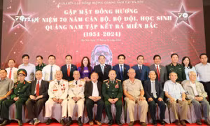 Phó Chủ tịch Quốc hội Nguyễn Đức Hải và các đại biểu là cán bộ, bộ đội, cựu chiến binh tại buổi gặp mặt. Ảnh: Trọng Đức - TTXVN
