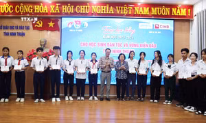 Trao học bổng Vừ A Dính cho học sinh dân tộc và vùng biển đảo tỉnh Ninh Thuận