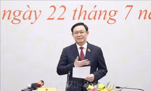 Chủ tịch Quốc hội Vương Đình Huệ trả lời các câu hỏi của phóng viên. Ảnh: Doãn Tấn – TTXVN