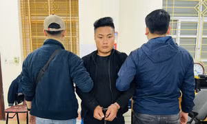 Đối tượng Giàng Seo Sín cùng tang vật. Ảnh: baolaocai.vn