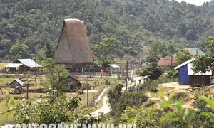 Nhà rông truyền thống của đồng bào dân tộc nằm ẩn mình giữa khu rừng nguyên sinh thuộc xã Đắk Long. Ảnh: Văn Phương