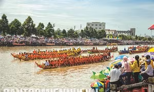 Điểm nhấn của lễ hội Oóc Om Bóc là giải đua ghe Ngo năm 2017, thu hút 49 ghe nam và 12 ghe nữ trong và ngoài tỉnh tham dự 