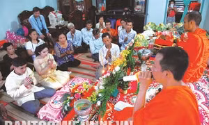 Chư tăng thực hiện nghi thức tụng kinh chúc phúc cho cô dâu, chú rể.