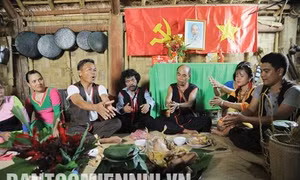 Lễ cúng tổ tiên, một trong những nghi thức quan trọng trong đám cưới của người Raglai thường được tổ chức tại nhà cô dâu. Ảnh: Nam Sương