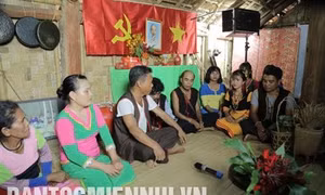 Đám cưới diễn ra ở nhà trai. Ảnh: Nam Sương
