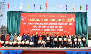 Phó Thủ tướng Hồ Đức Phớc tặng quà Tết tại huyện Ngân Sơn