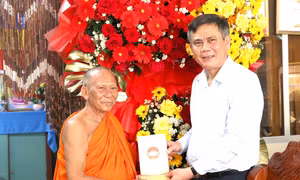 Lãnh đạo Ủy ban Mặt trận Tổ quốc Việt Nam, các đoàn thể Trung ương chúc Tết cổ truyền Chôl Chnăm Thmây ở Trà Vinh