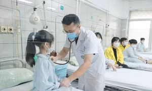 Huy động tổng lực cứu chữa 32 trẻ em ngộ độc thuốc diệt chuột