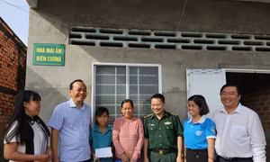 Đồng hành, chia sẻ khó khăn với phụ nữ nghèo khu vực biên giới biển ở Bến Tre