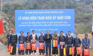 Phó Thủ tướng Bùi Thanh Sơn dự lễ đóng điện tại huyện Mường Ảng
