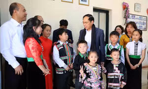 Phó Thủ tướng Chính phủ Bùi Thanh Sơn trao quà Tết tại Điện Biên