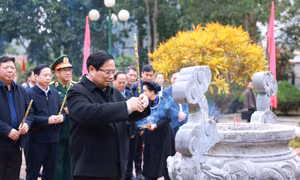 Thủ tướng Phạm Minh Chính dâng hương tại Nhà tưởng niệm Chủ tịch Hồ Chí Minh với chiến dịch Biên giới