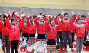 Mang mùa đông ấm tới trẻ em nghèo miền núi Nghệ An
