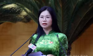 Bà Bùi Thị Minh được bầu giữ chức Chủ tịch Hội đồng nhân dân tỉnh Hòa Bình