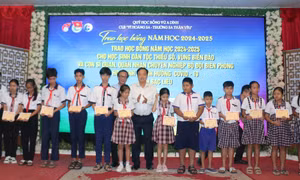 Trao học bổng Vừ A Dính cho học sinh dân tộc thiểu số và vùng biển đảo