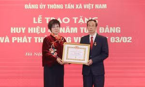 Đảng ủy Thông tấn xã Việt Nam tổ chức Lễ trao tặng Huy hiệu 40 năm tuổi Đảng