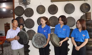 Ông Đặng Quang Long đam mê sưu tập hơn 100 chiếc chiêng của đồng bào dân tộc thiểu số