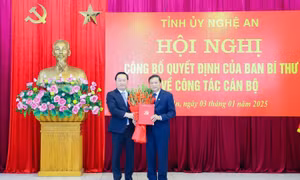 Trao quyết định chuẩn y ông Lê Hồng Vinh làm Phó Bí thư Tỉnh ủy Nghệ An