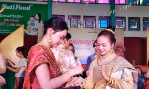 Gần 300 lưu học sinh Lào đón Tết cổ truyền Bunpimay tại Huế