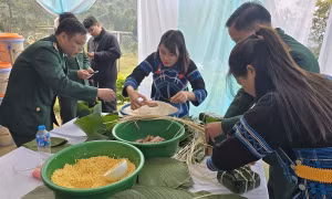 Trao quà Tết cho người dân xã A Lù và xã Y Tý, huyện Bát Xát. Ảnh: Hương Thu-TTXVN 