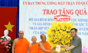 Lãnh đạo Ủy ban Mặt trận Tổ quốc Việt Nam, các đoàn thể Trung ương chúc Tết cổ truyền Chôl Chnăm Thmây ở Sóc Trăng