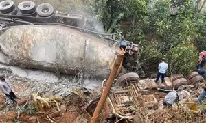 Xe đầu kéo rơi xuống vực sâu khiến 2 người tử vong ở Yên Bái 