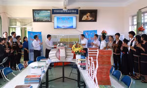 Trao tặng Tủ sách Đinh Hữu Dư và tuyên truyền phòng, chống tin giả