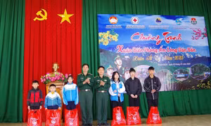 Tổ chức chương trình “Xuân Biên phòng - Ấm lòng dân bản" ở huyện Đắk Song