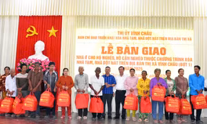 Bàn giao hàng trăm căn nhà mới trước Tết ở Sóc Trăng
