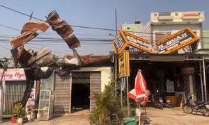 Giông lốc làm tốc mái nhiều ngôi nhà tại Gia Lai