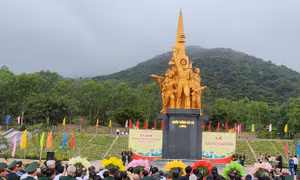 Trưởng Ban Tuyên giáo và Dân vận Trung ương Nguyễn Trọng Nghĩa dâng hương tại Tượng đài chiến thắng Núi Bà