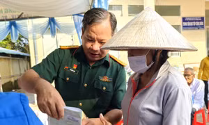 Khám bệnh, phát thuốc miễn phí cho đồng bào dân tộc Khmer